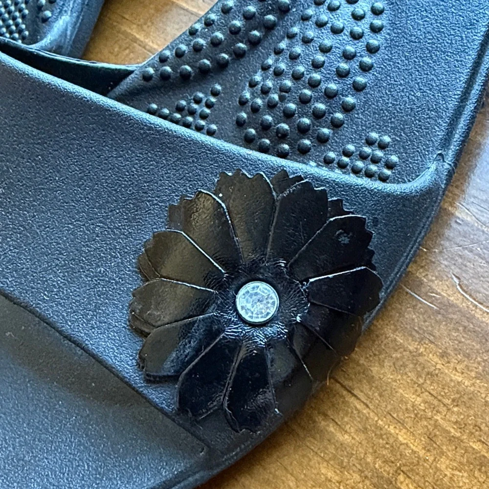 Oka B Sandals Black Flip Flops Flower Accent - M - Picture 5 of 12
